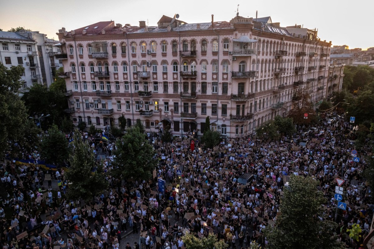 Ουκρανία: Συνεχίζονται οι διαδηλώσεις για τον νόμο περί διαφθοράς – Αυξάνεται η κριτική στον Ζελένσκι