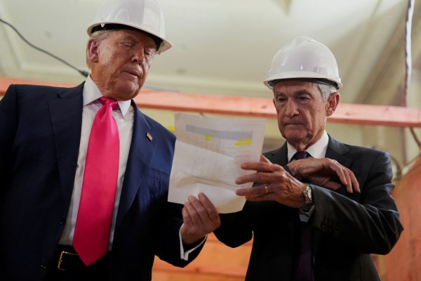 O Τραμπ κατηγόρησε στον αέρα τον Πάουελ για παρατυπίες και ο τελευταίος τον αποστόμωσε [βίντεο]