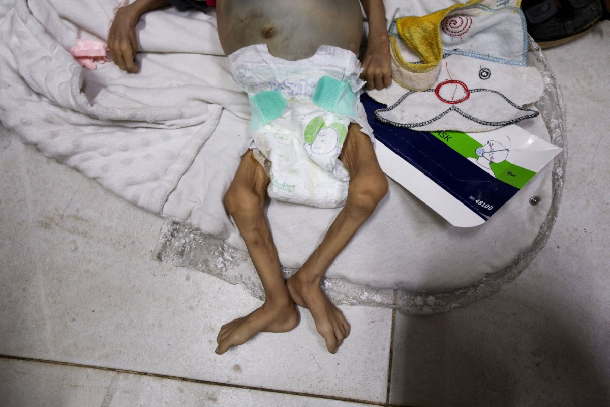 Γάζα: Συγκλονιστικό το νέο σκίτσο του Κάρλος Λατούφ για τους θανάτους από την πείνα