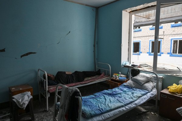 Ουκρανία: Τα παιδιά που έμειναν «πίσω» – Εκατοντάδες ανήλικοι πεθαίνουν από τα ρωσικά πλήγματα