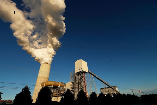 O Τραμπ ανακαλεί το πόρισμα-ορόσημο για τις εκπομπές άνθρακα