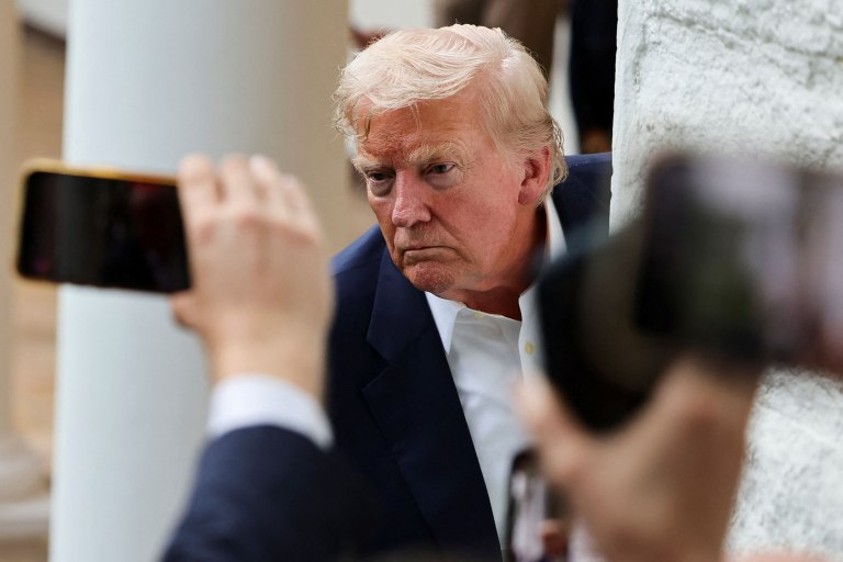 Τραμπ: «Χτύπησε» την Ευρώπη, μπορεί να κάνει το ίδιο με την Κίνα;