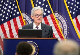 Αμετάβλητα τα επιτόκια της Fed – Αυξάνεται η πίεση για μείωση λόγω επιβράδυνσης της οικονομίας