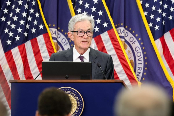 Αμετάβλητα τα επιτόκια της Fed – Αυξάνεται η πίεση για μείωση λόγω επιβράδυνσης της οικονομίας