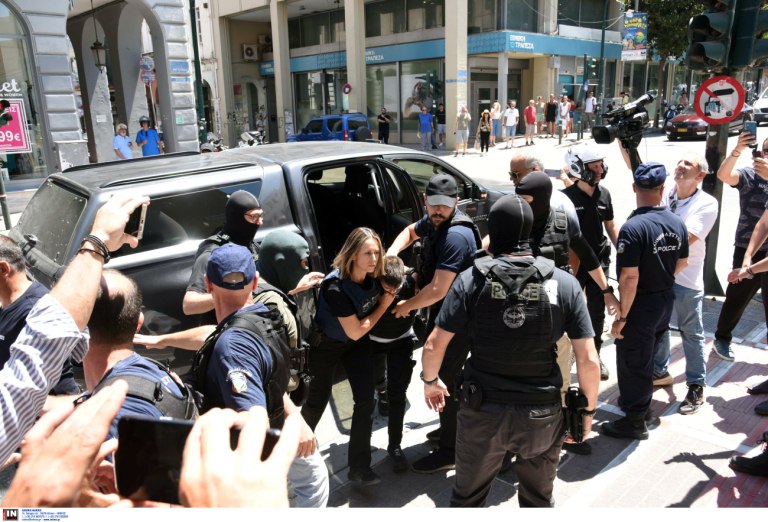 Αμαλιάδα: Υπό δρακόντεια μέτρα η απολογία της Μουρτζούκου στην Πάτρα – «Φόνισσα» φώναζε το πλήθος