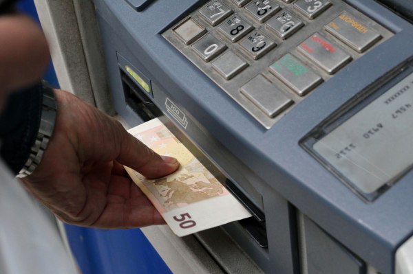 ΠΑΣΟΚ: Τροπολογία για τις τραπεζικές χρεώσεις και την προστασία των καταναλωτών