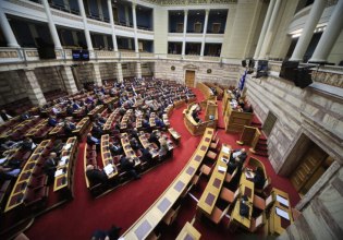Βουλή: «Πυρ ομαδόν» κατά της κυβέρνησης – Κόντρες, ενστάσεις, αποχωρήσεις και… τραγούδια στη συνεδρίαση για τον Καραμανλή