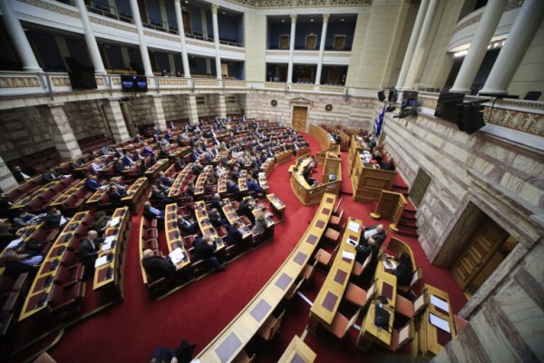 Βουλή: «Πυρ ομαδόν» κατά της κυβέρνησης – Κόντρες, ενστάσεις, αποχωρήσεις και… τραγούδια στη συνεδρίαση για τον Καραμανλή