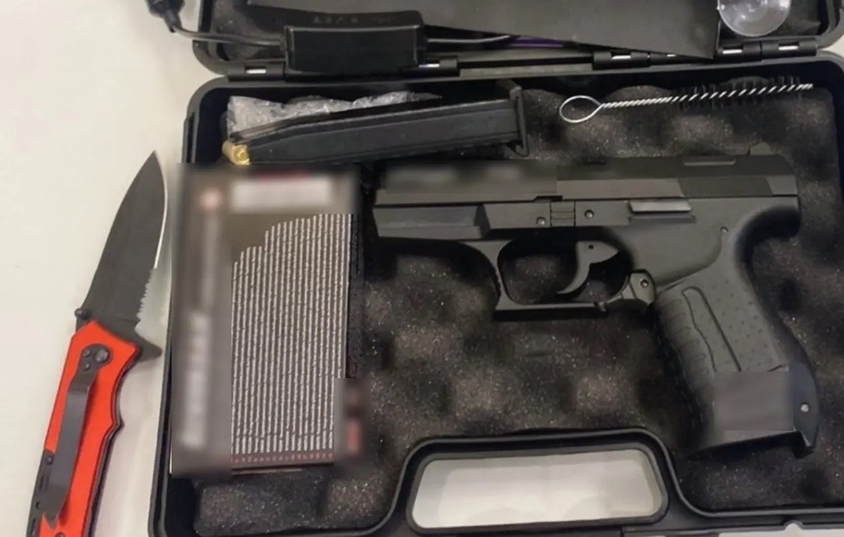 Αχαρνές: Συνελήφθησαν δύο 20χρονοι με πιστόλι κρότου και 50 φυσίγγια