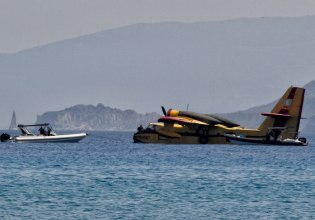Κορινθιακός: Ρυμουλκήθηκε το πυροσβεστικό αεροσκάφος που έκανε αναγκαστική προσθαλάσσωση (βίντεο)