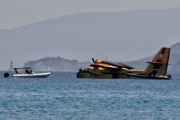 Κορινθιακός: Ρυμουλκήθηκε το πυροσβεστικό αεροσκάφος που έκανε αναγκαστική προσθαλάσσωση (βίντεο)