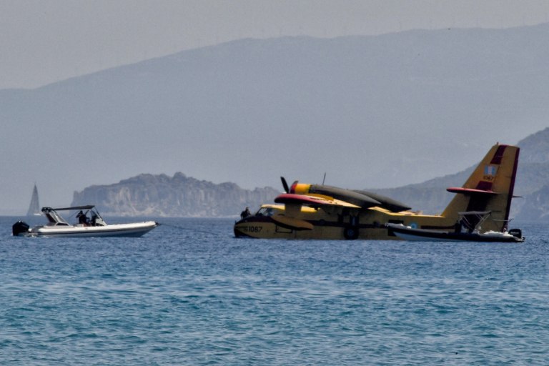 Κορινθιακός: Ρυμουλκήθηκε το πυροσβεστικό αεροσκάφος που έκανε αναγκαστική προσθαλάσσωση (βίντεο)
