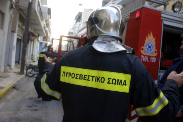 Φωτιά σε μονοκατοικία στην Αγία Βαρβάρα τα ξημερώματα – Τραυματίστηκε ελαφρά μια γυναίκα