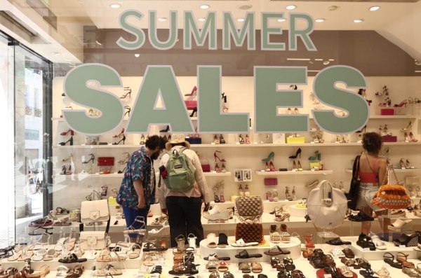 Αντίστροφη μέτρηση για να ξεκινήσουν οι θερινές εκπτώσεις – Τι να προσέξουν οι καταναλωτές