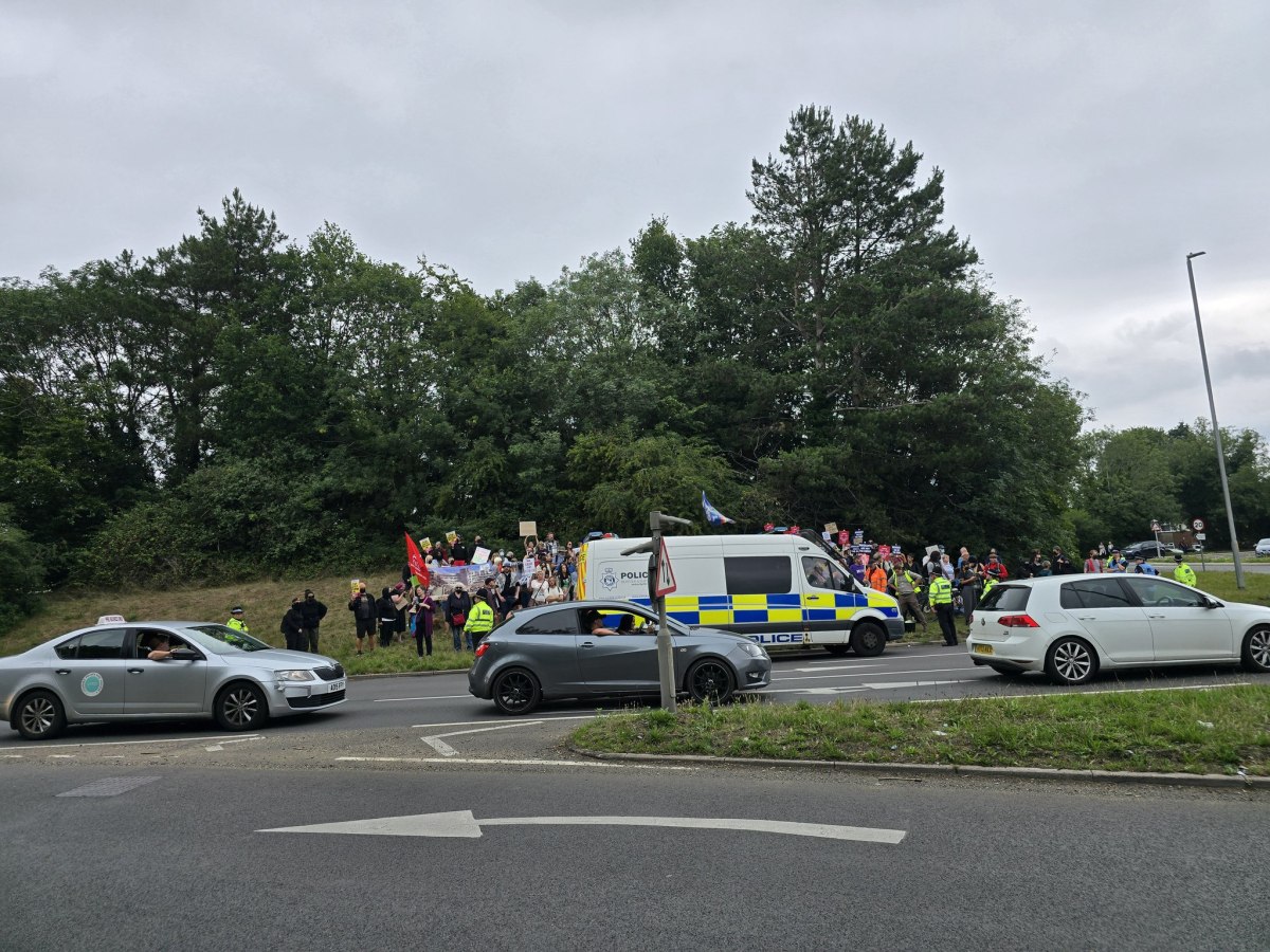 Βρετανία: Αντιμεταναστευτικές διαδηλώσεις έξω από ξενοδοχεία φιλοξενίας μεταναστών