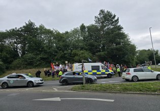 Βρετανία: Αντιμεταναστευτικές διαδηλώσεις έξω από ξενοδοχεία φιλοξενίας μεταναστών