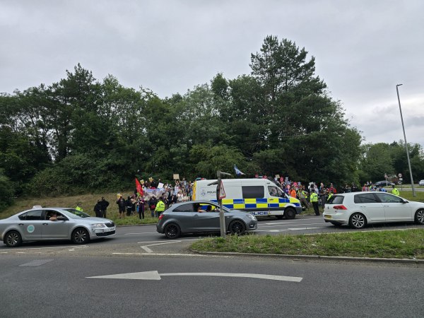 Βρετανία: Αντιμεταναστευτικές διαδηλώσεις έξω από ξενοδοχεία φιλοξενίας μεταναστών