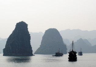 Βιετνάμ: Τουλάχιστον 34 νεκροί και 8 αγνοούμενοι από τη βύθιση τουριστικού σκάφους εν μέσω θύελλας