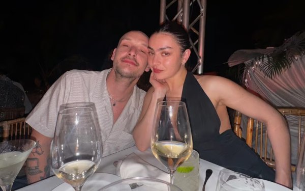 Είναι επίσημο: Οι Charli XCX και Τζορτζ Ντάνιελ είναι πλέον παντρεμένοι – Από τη Σικελία, στο Λονδίνο