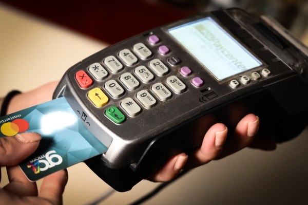 Με κινητά και κάρτες πληρώνουν οι Ευρωπαίοι – Πόσες δισ. συναλλαγές διεκπεραιώθηκαν