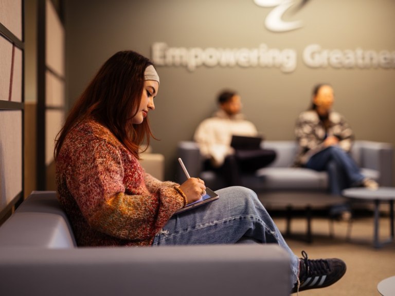 Νομικές Σπουδές με Παγκόσμιες Προοπτικές: Κυβερνοασφάλεια, AI και Ειδίκευση στα Νέα Δεδομένα