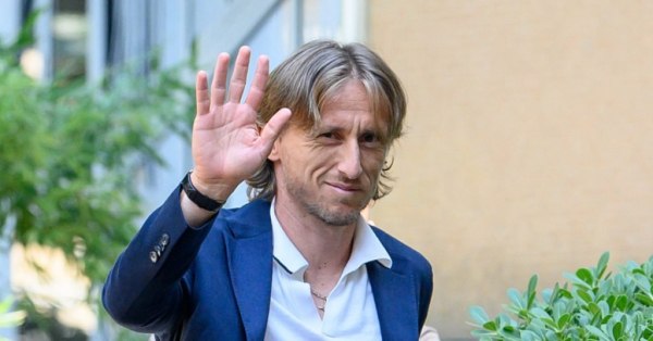 Ο Λούκα Μόντριτς ανακοίνωσε ότι συνεχίζει στη Μίλαν (vid)