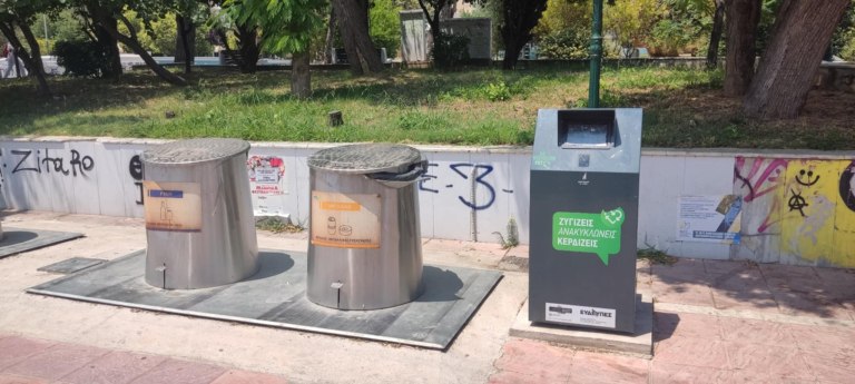 Δήμος της Αττικής καταγγέλλει σοβαρές φθορές σε οθόνες υπόγειων κάδων ανακύκλωσης