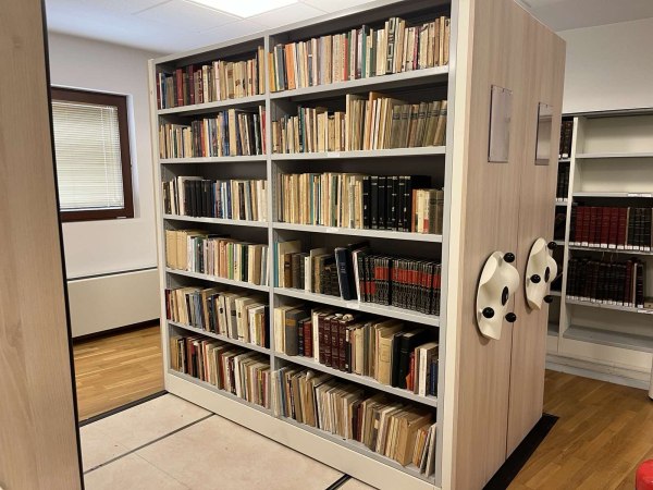 Τα λογοτεχνικά και φιλολογικά βιβλία Μαρίνας Λαμπράκη-Πλάκα και Δημήτρη Πλάκα στη Βικελαία δημοτική βιβλιοθήκη