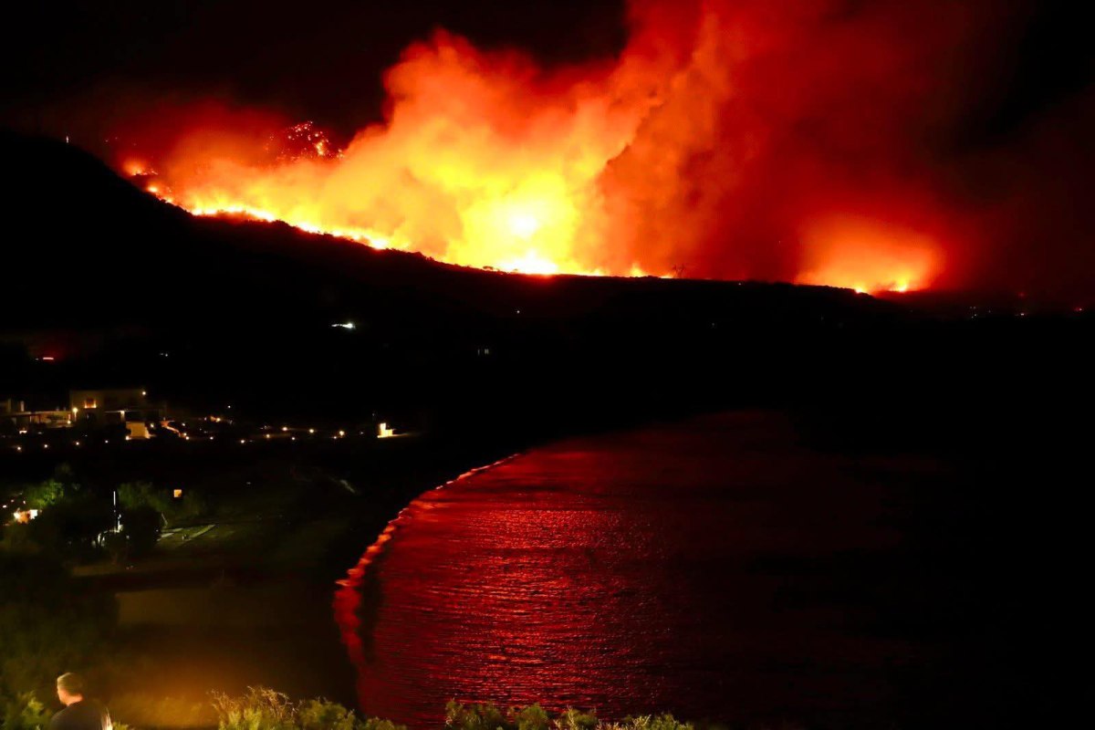 Πύρινη κόλαση στο Λασίθι – Ανεξέλεγκτο το πύρινο μέτωπο – Μεγάλες ζημιές σε σπίτια και επιχειρήσεις