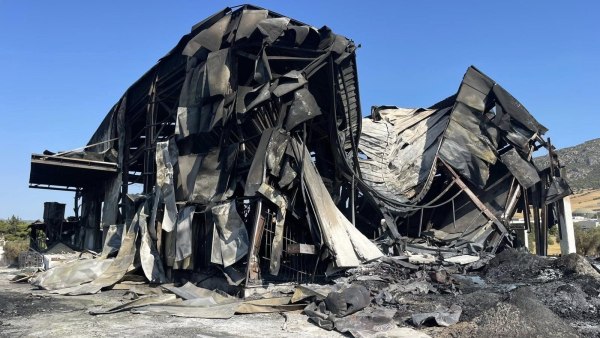 Μέγαρα: Καταστράφηκε ολοσχερώς το εργοστάσιο πλαστικών – Εικόνες απόλυτης καταστροφής από τη φωτιά
