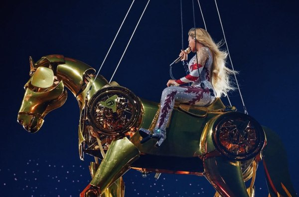 Η Μπιγιονσέ ιππεύει ένα χρυσό άλογο κατά τη διάρκεια της περιοδείας της Cowboy Carter