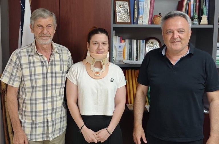 Στο Δημαρχείο Ωρωπού η εθελόντρια που τραυματίστηκε στην προσπάθεια της να σβήσει πυρκαγιά