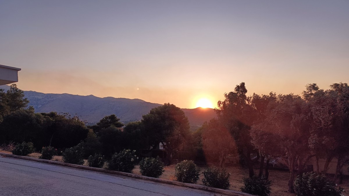 Αναφορές για έντονη μυρωδιά καμένου σε Ανατολική Αττική και Εύβοια – Από πού προέρχεται