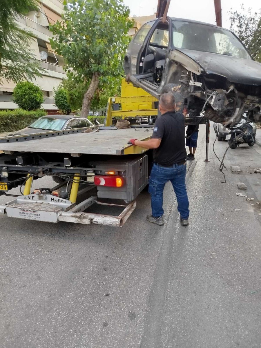 Μαζική απομάκρυνση εγκαταλελειμμένων αυτοκινήτων στη Νέα Σμύρνη
