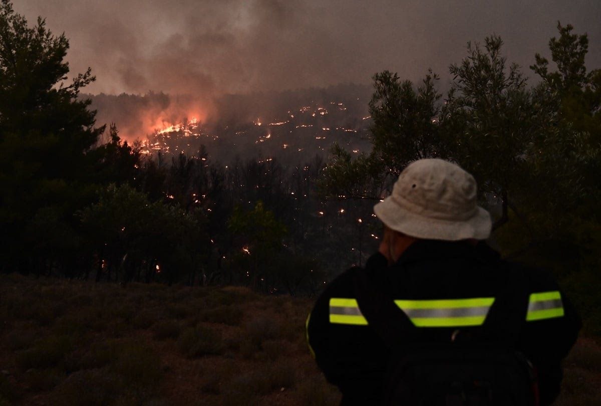 Πύρινα μέτωπα σε όλη τη χώρα και διαδοχικά μηνύματα από το 112