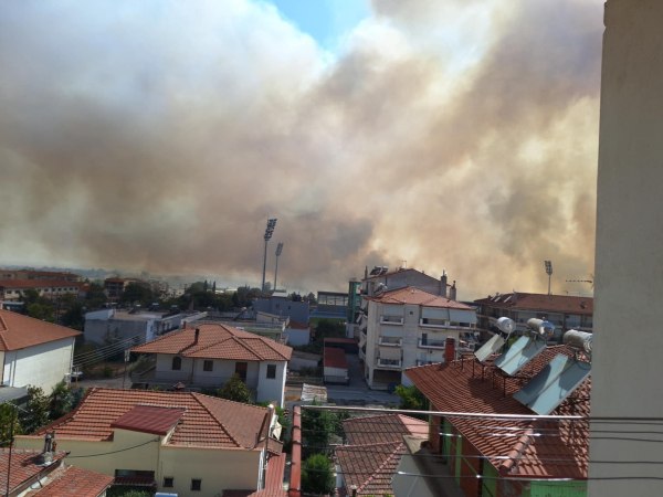 Σε εξέλιξη η φωτιά στο Κιλκίς – Εκκενώθηκαν ξενοδοχείο και σούπερ μάρκετ – Στις φλόγες εγκαταστάσεις επιχειρήσεων