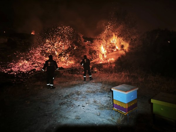 Φωτιά στην Κύπρο: Δύο νεκροί – Σπίτια παραδομένα στις φλόγες