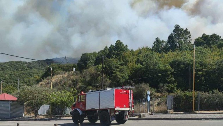 Μεγάλη φωτιά στην Κακαβιά – Μήνυμα από το 112 για εκκένωση χωριών στα Ιωάννινα