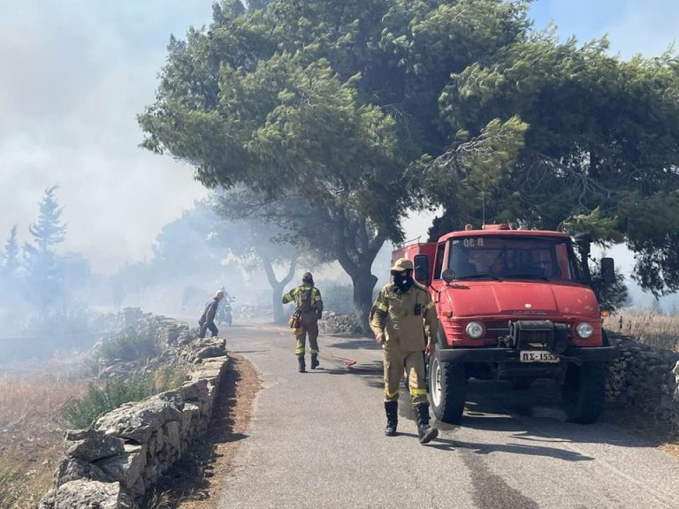 Φωτιά στα Κύθηρα: Νέο 112 για εκκένωση των Αρωνιάδικων – Επιχειρούν τρία εναέρια