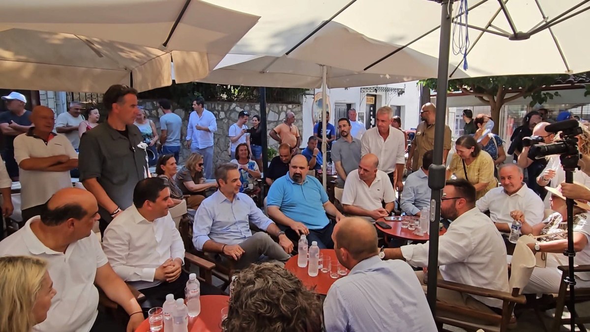 Μαζί στη Σκιάθο Μητσοτάκης και Τριαντόπουλος – Πρωθυπουργική στήριξη στον υπόδικο για τα Τέμπη