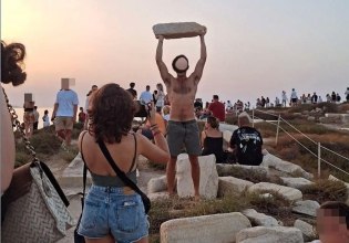 Νάξος: Θύελλα αντιδράσεων για τουρίστα που φωτογραφίζεται στην Πορτάρα με μάρμαρο χιλιάδων ετών