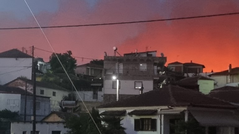 Σε εξέλιξη η μεγάλη φωτιά στην Άσσηρο – Έκλεισε η παλαιά εθνική οδός Θεσσαλονίκης-Σερρών, ήχησε το 112