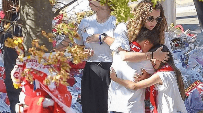 Στο Άνφιλντ με τα παιδιά της η σύζυγος του Ζότα για να αφήσει λουλούδια και να αποτίσει φόρο τιμής (pics)