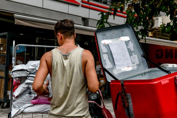 Επιμένει ο καύσωνας, συνεχίζονται τα έκτακτα μέτρα για τους εργαζόμενους