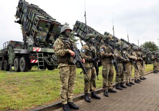 Ο Τραμπ ανακατεύει την «τράπουλα» στις παραδόσεις όπλων για να στείλει περισσότερους Patriots στην Ουκρανία