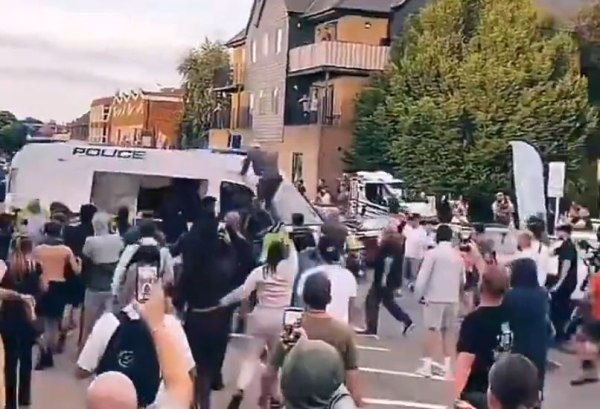 Βρετανία: Σε συναγερμό η αστυνομία του Έσεξ μετά τις ταραχές με στόχο ξενοδοχείο όπου διαμένουν αιτούντες άσυλο
