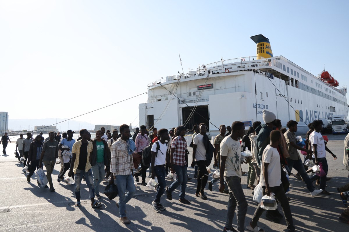 Μετανάστευση: Συνεχίζονται οι αυξημένες ροές προς την Κρήτη – Έγκλειστοι από την Αστυνομία, λέει ο Πλεύρης