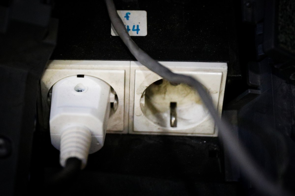 Πόσο ασφαλές είναι να αφήνουμε τους φορτιστές μόνιμα στην πρίζα;