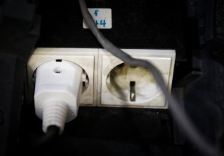 Πόσο ασφαλές είναι να αφήνουμε τους φορτιστές μόνιμα στην πρίζα;