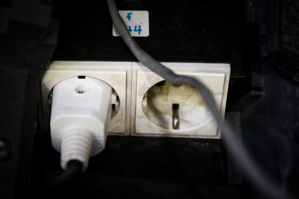 Πόσο ασφαλές είναι να αφήνουμε τους φορτιστές μόνιμα στην πρίζα;